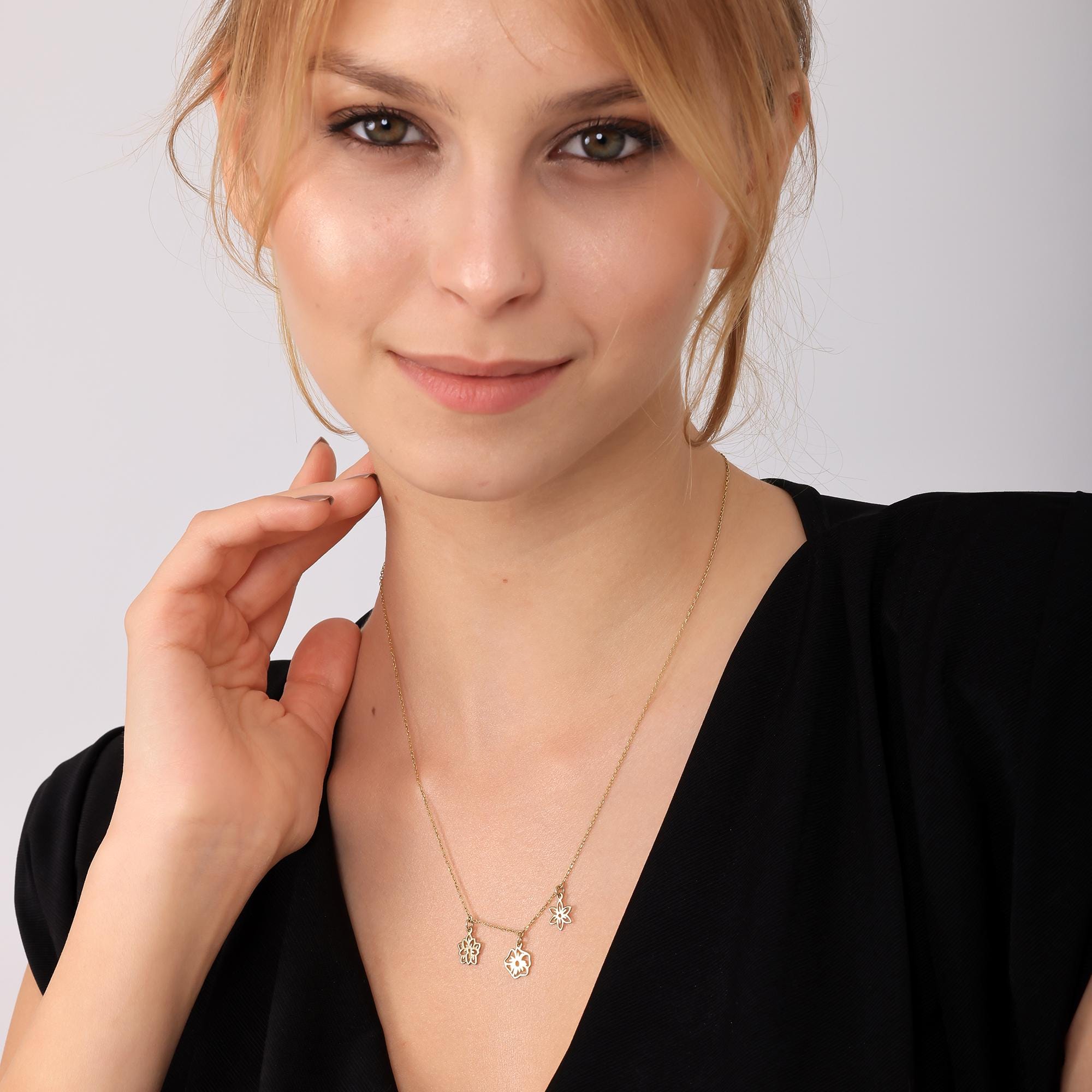 Sterling Silver Birth Flower Necklace – Family Jewellery for Mum Grandma Nana Christmas Gift